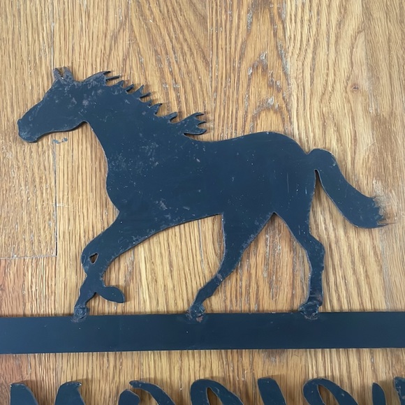 Metal Horse Welcome Sign - Picture 8 of 10